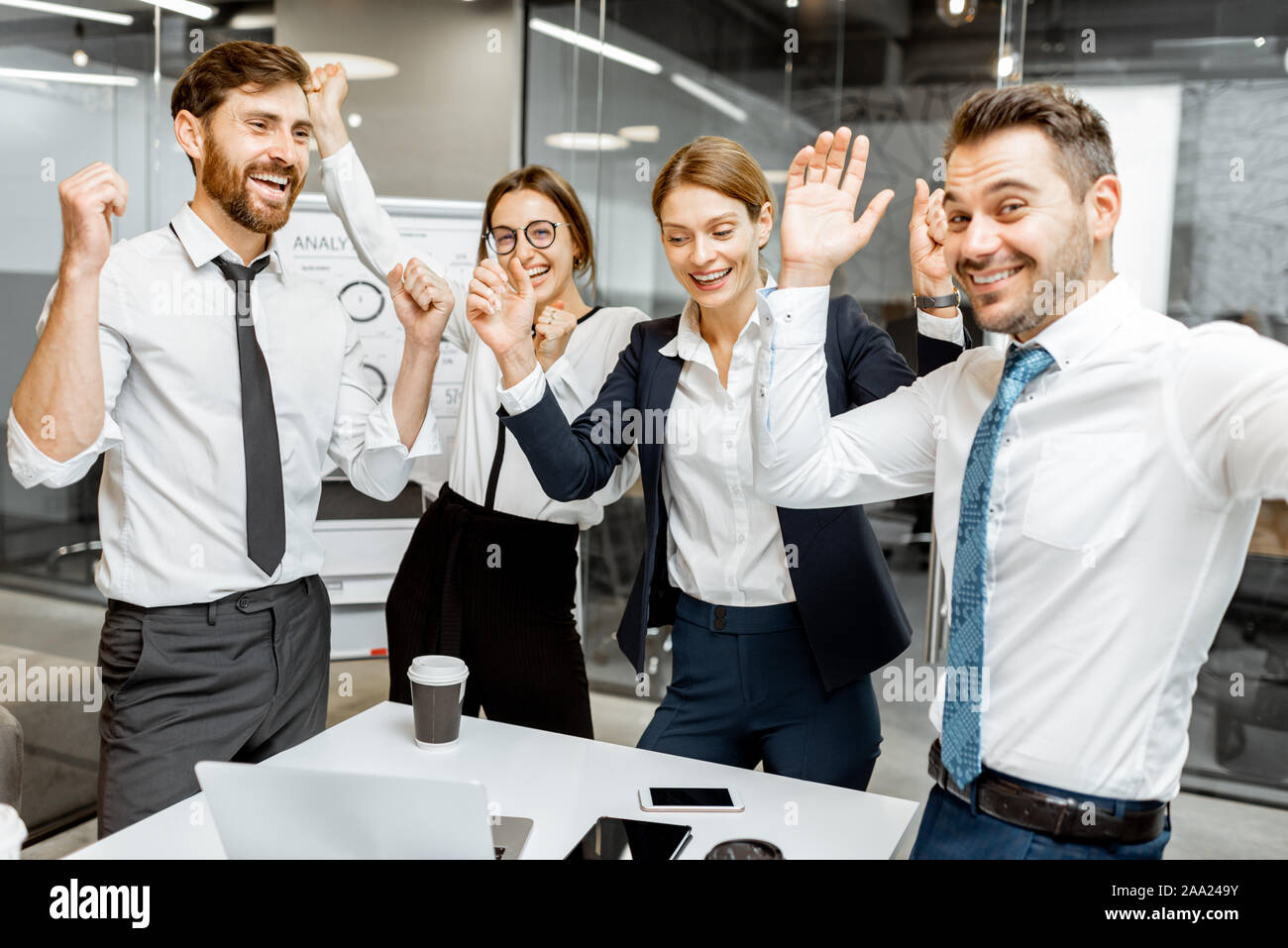 Erfolgreiche Unternehmen Mitarbeiter das Gefühl mit einer guten finanziellen Leistung aufgeregt, hart arbeiten zusammen im Tagungsraum. Stockfoto