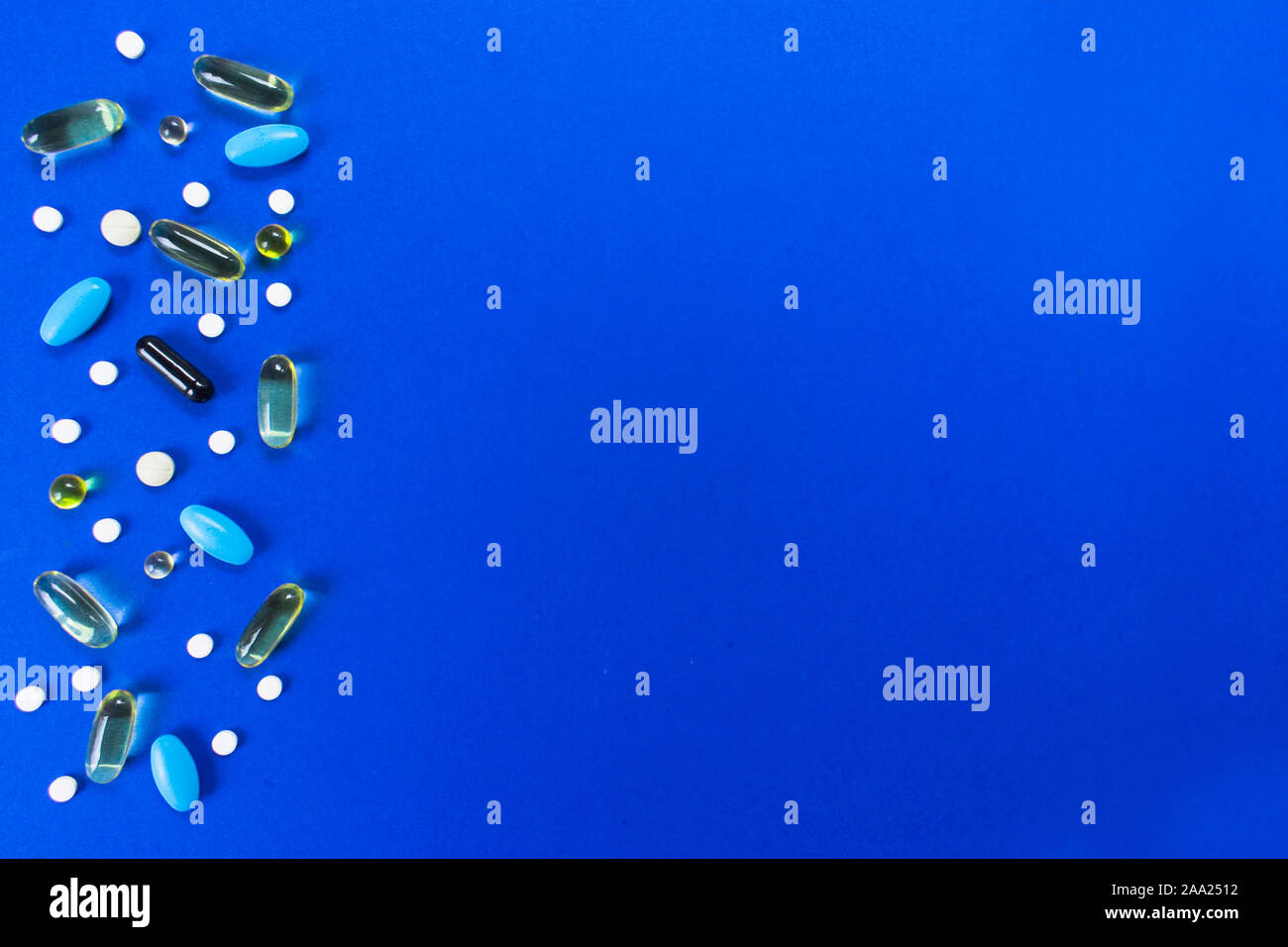 Hintergrund von Tabletten und Kapseln auf Blau. Krankheit Konzept. Kopieren Sie Platz. Stockfoto