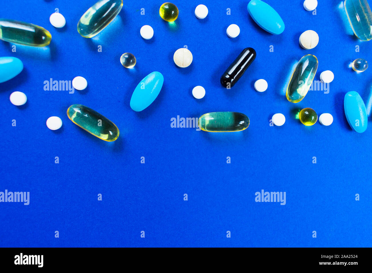 Hintergrund von Tabletten und Kapseln auf Blau. Krankheit Konzept. Kopieren Sie Platz. Stockfoto