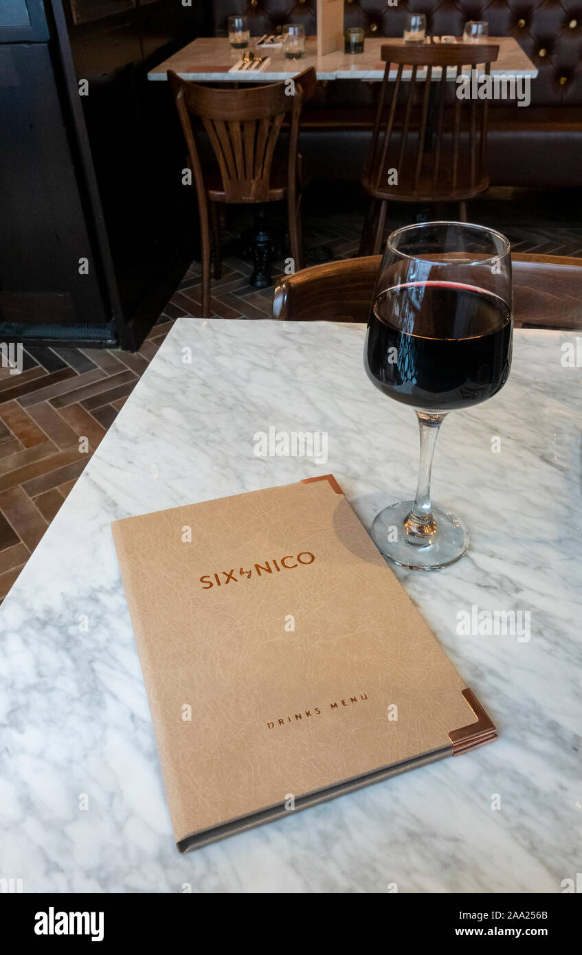 Sechs von Nico Tasting Menü und ein Glas Rotwein Stockfoto