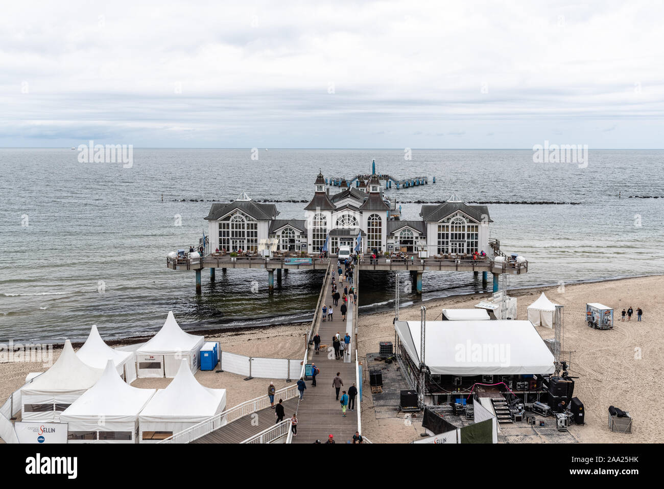 Sellin, Deutschland - 1 August 2019: Berühmte Seebruecke Sellin, Sellin, einem bewölkten Tag des Sommers, Ostseebad Sellin Ferienort, Ostsee Stockfoto