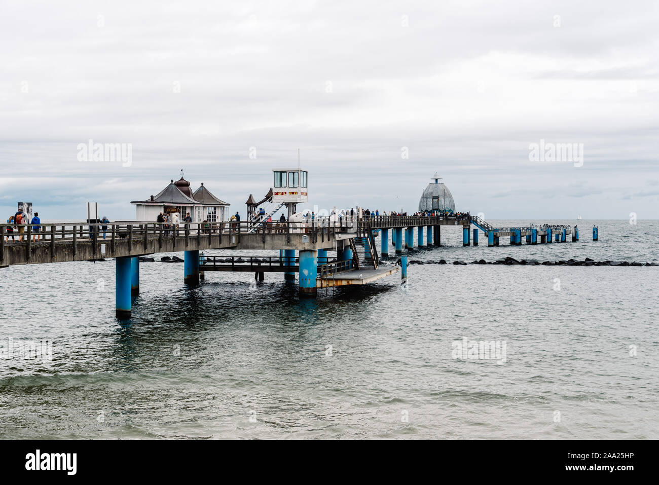 Sellin, Deutschland - 1 August 2019: Berühmte Seebruecke Sellin, Sellin, einem bewölkten Tag des Sommers, Ostseebad Sellin Ferienort, Ostsee Stockfoto
