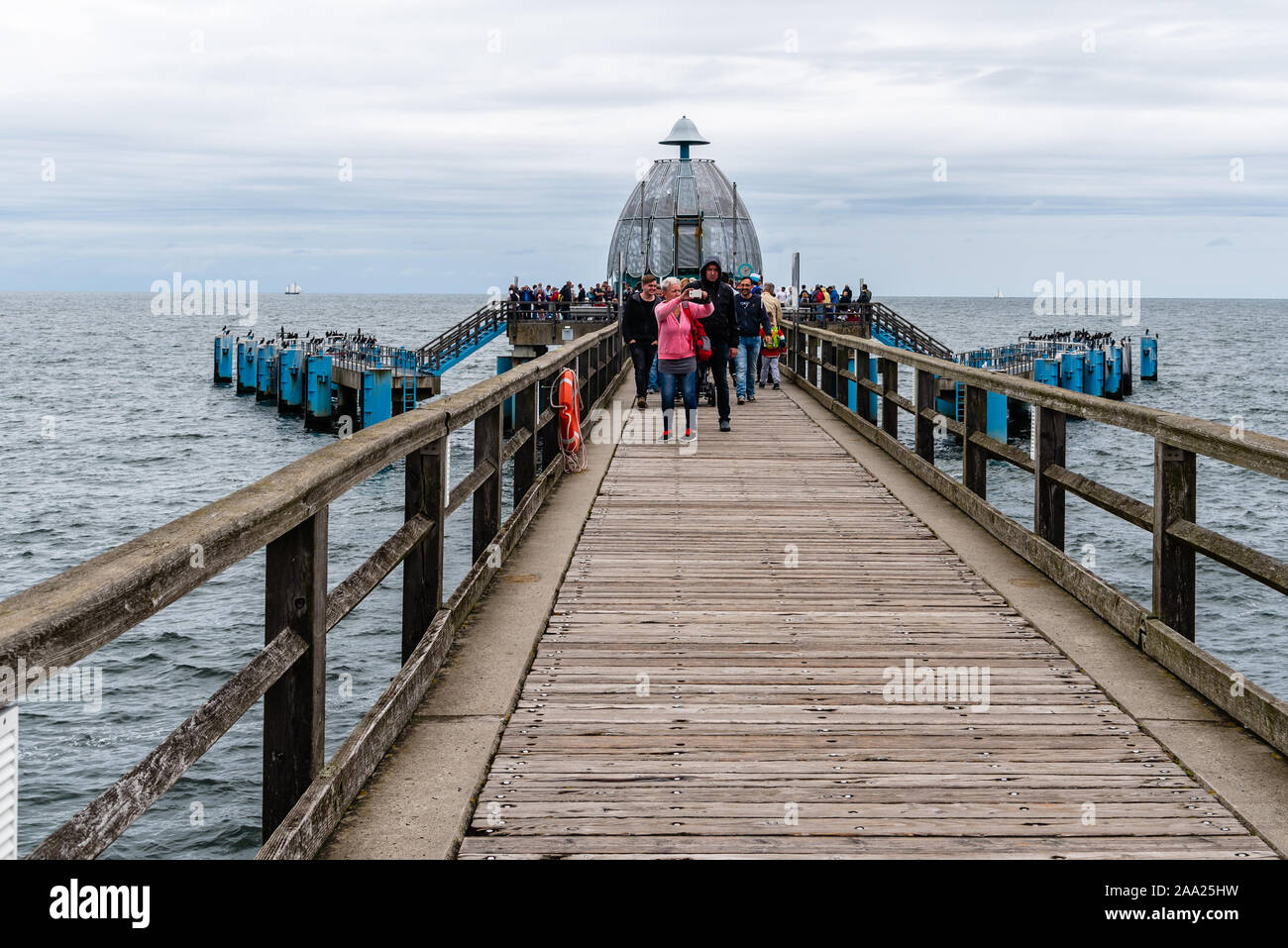 Sellin, Deutschland - 1 August 2019: Berühmte Seebruecke Sellin, Sellin, einem bewölkten Tag des Sommers, Ostseebad Sellin Ferienort, Ostsee Stockfoto