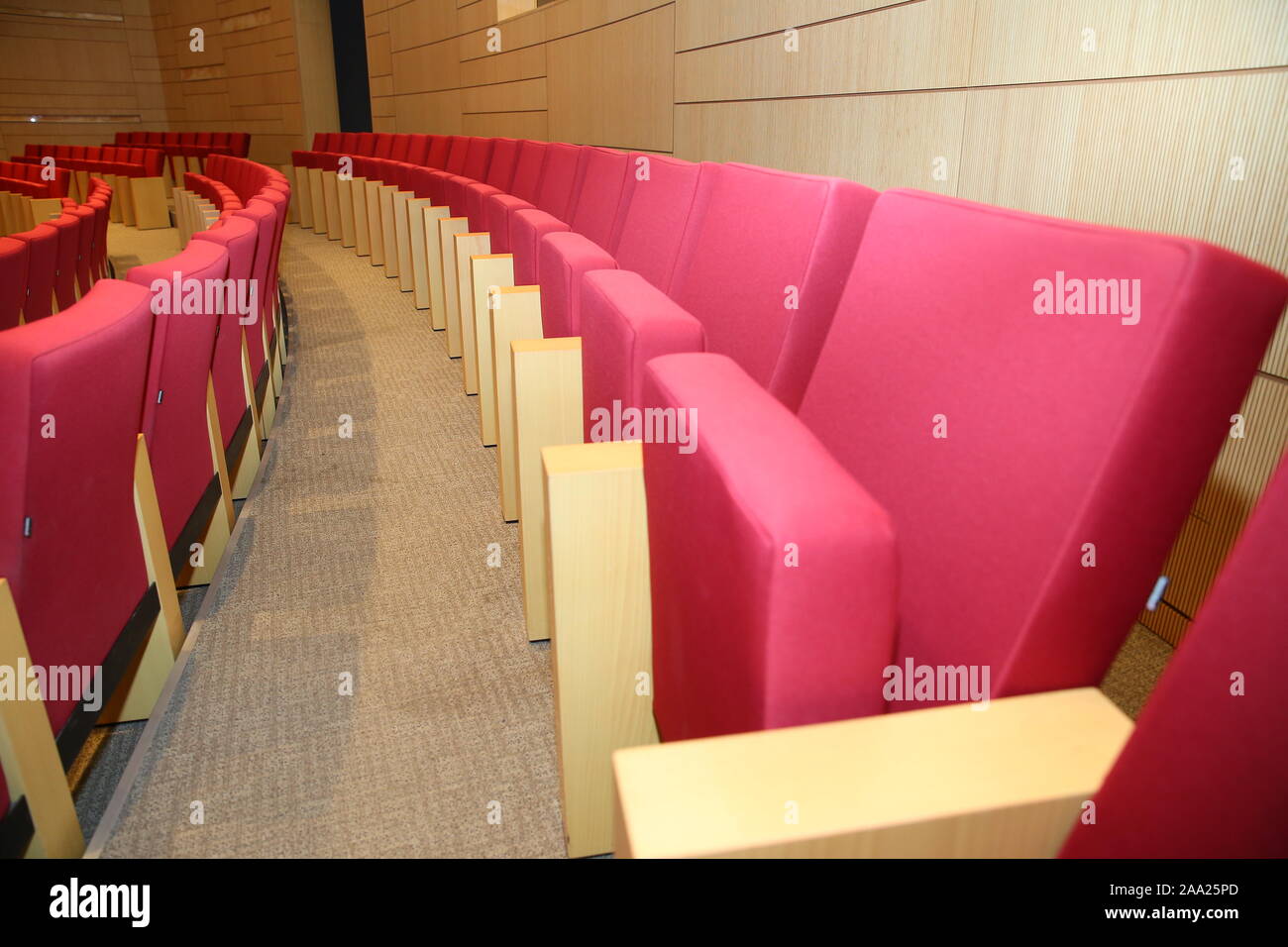 Rote Sitze im Saal ruhig und ohne Menschen. Reihen von Red velvet Theater sitze in einem alten Varieté Theater. Leeres rotes Sitze für Stockfoto