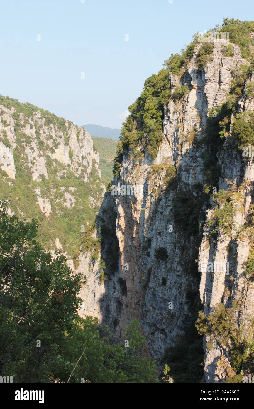 Blick auf die Vikos Schlucht von Kloster von Agia Paraskevi Monodendri Griechenland Stockfoto
