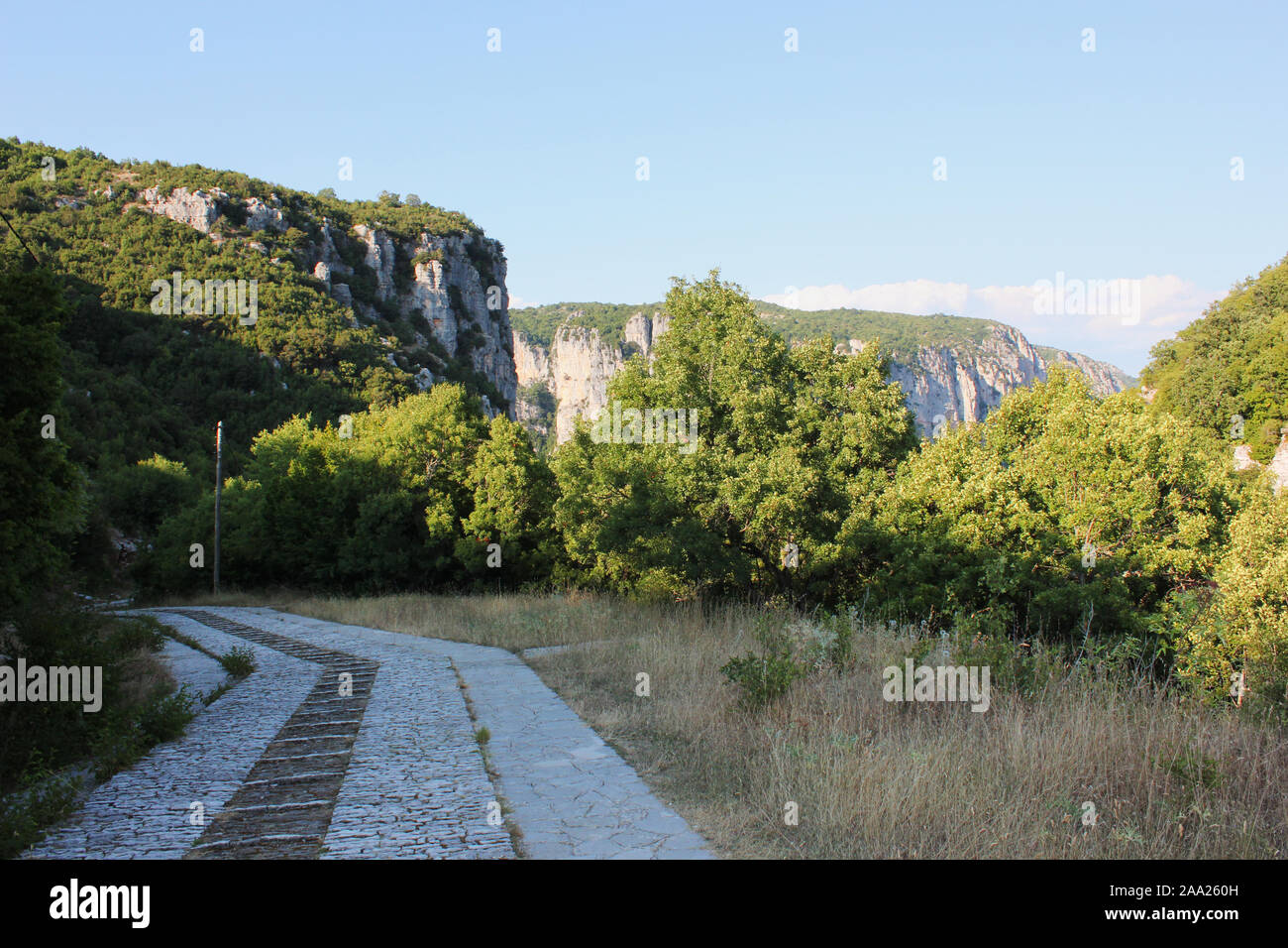 Straße zum Kloster von Agia Paraskevi auf Monodendri die Vikos Schlucht Griechenland Stockfoto
