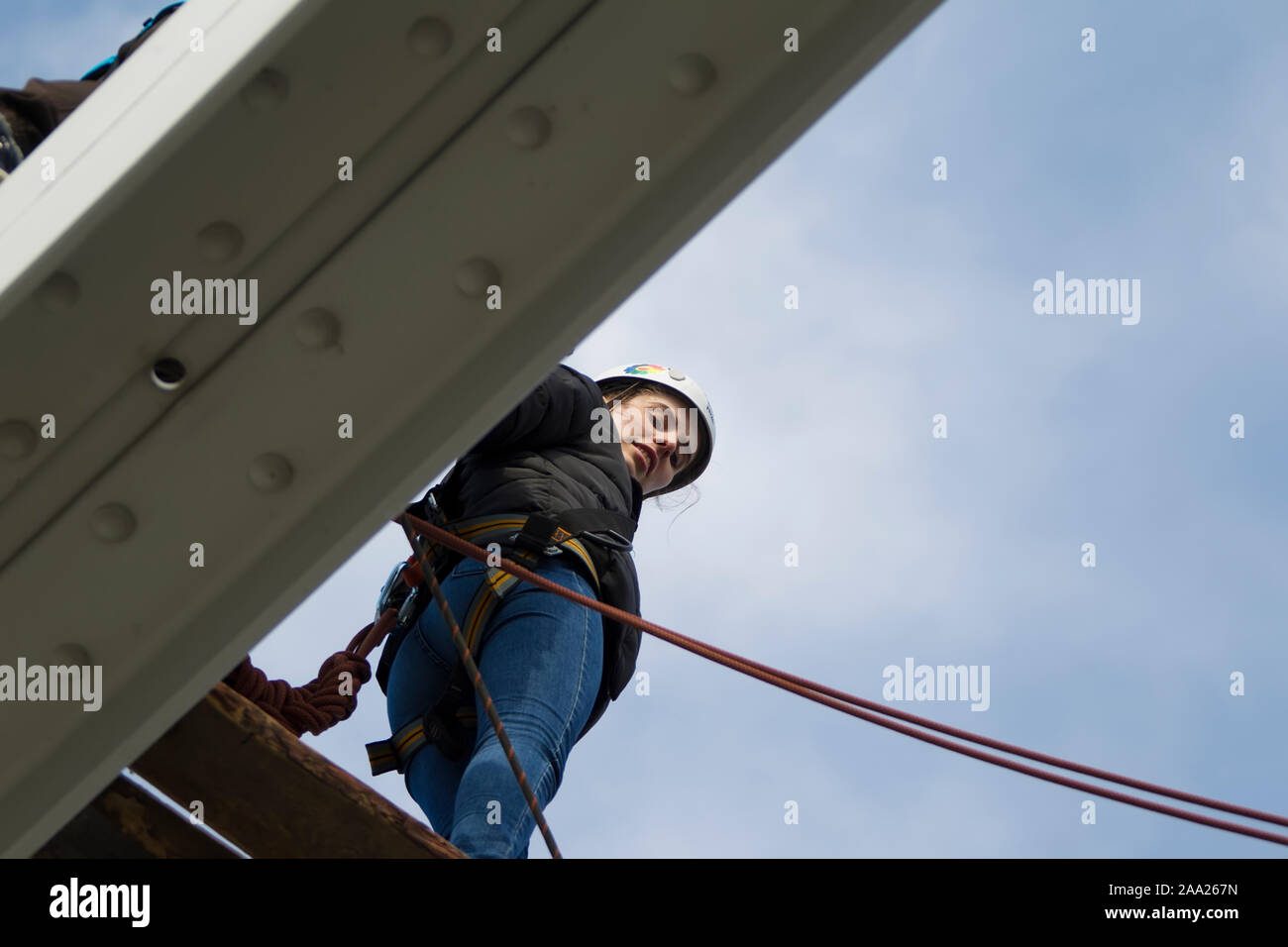 Belarus, Gomel, März 08, 2019. Das Springen von der Brücke zum Seil. Ropejumping. Frau über von der Brücke zu springen Stockfoto