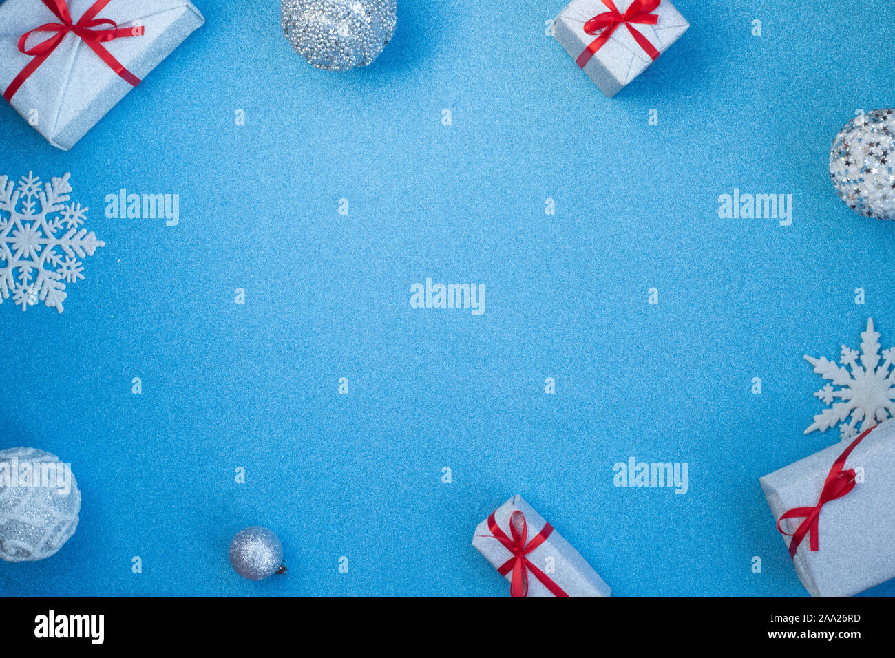 Blau glitter Textur Weihnachten Hintergrund und Silber Geschenke mit roter Schleife flitter Schneeflocken und Bänder, Kopie Platz für Text, Ansicht von oben flach La Stockfoto