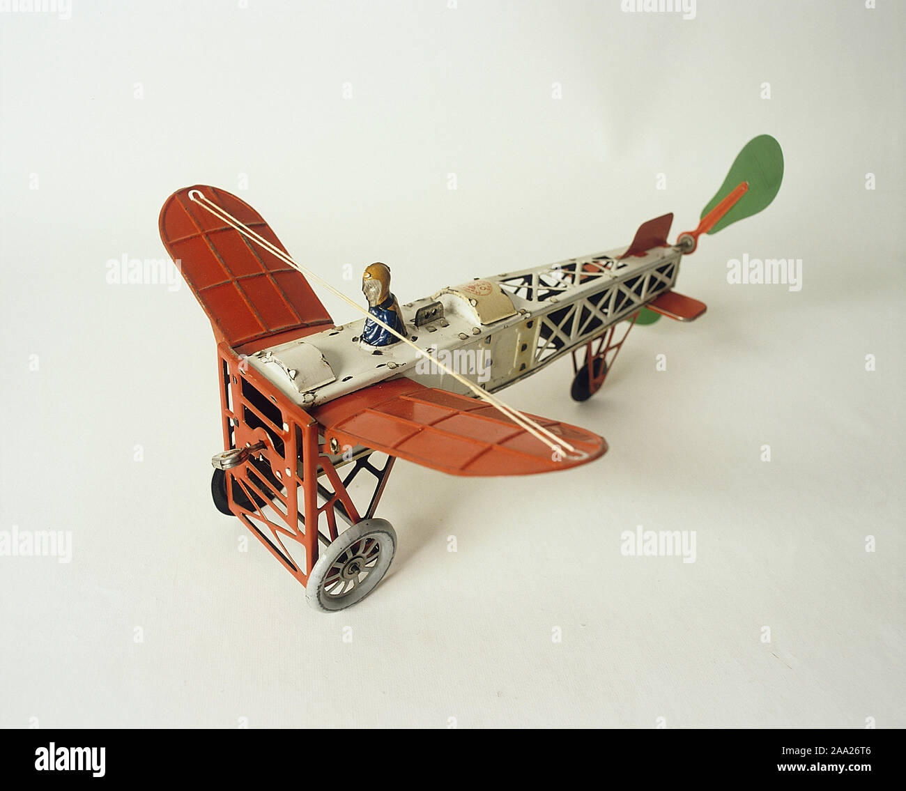 Spielwaren der Kinder aus der Vergangenheit. Tin Toy Flugzeug, das populär war um die Jahrhundertwende 1800-1900. Einfache aber lustige Spielsachen, billig zu kaufen. Sie sind jetzt sammelbar und sehr wertvoll sein können. Deutsche Spielzeughersteller dominiert die Produktion von frühen Spielzeug. Stockfoto