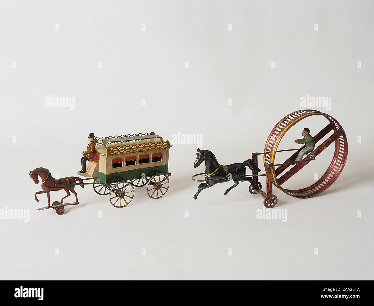 Spielwaren der Kinder aus der Vergangenheit. Zwei Zinn Spielzeug, dass beliebt waren um die Jahrhundertwende 1800-1900. Einfache aber lustige Spielsachen, billig zu kaufen. Sie sind jetzt sammelbar und sehr wertvoll sein können. Stockfoto