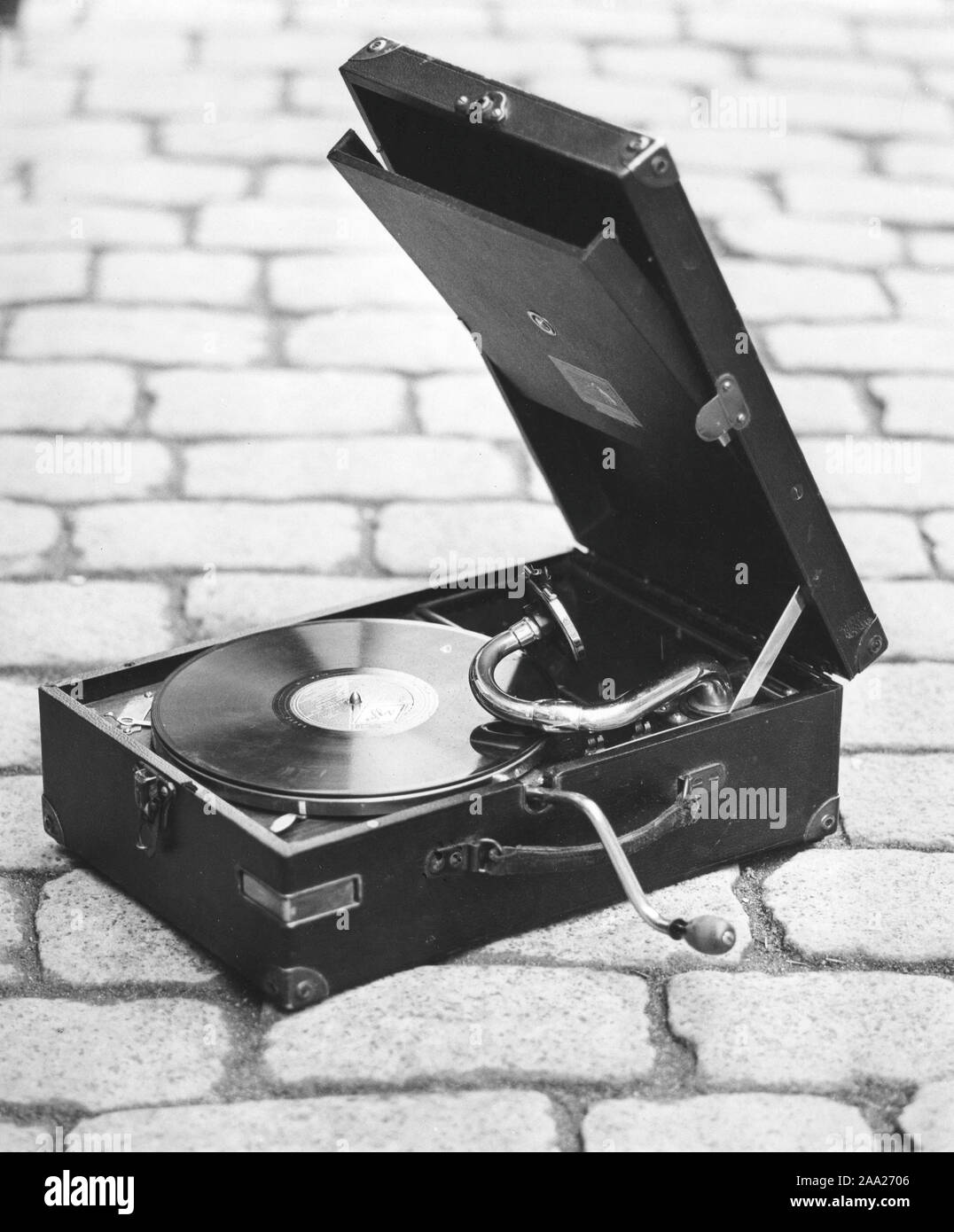 Gramophone. Eine tragbare Grammophon von Hersteller seine Meister Stimme. Die praktischen Gramophone passt in einen Fall, und sie würden es zusammen in den Urlaub oder auf Reisen. Es ist durch die Liquidation mit einem Hebel betätigt. Der Datensatz dann spielt. Wenn Sie hören, dass die Aufnahme beginnt zu verlangsamen, wissen sie, sie habe ich wieder Wind. Die Datensätze wurden von zerbrechlichem Material und der Geschwindigkeit der Aufzeichnung zu klingen wie es sollte 78 Umdrehungen pro Minute. Schweden 1940. Stockfoto