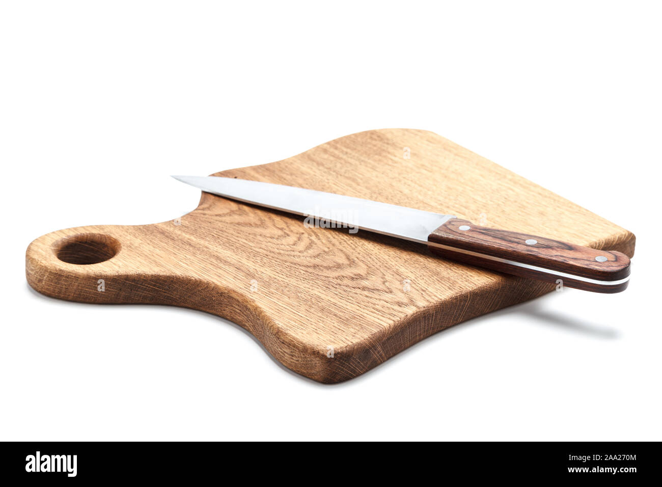 Küche Messer liegen auf einem Schneidebrett, weißer Hintergrund Stockfoto