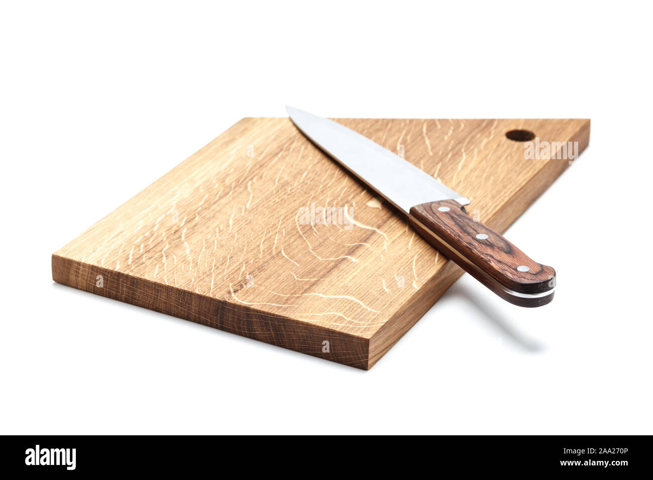 Küche Messer liegen auf einem Schneidebrett, weißer Hintergrund Stockfoto