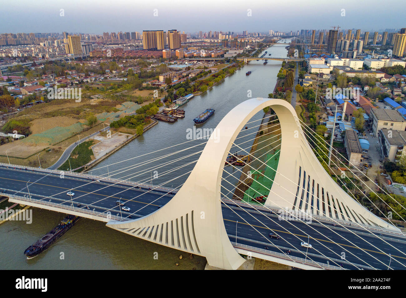 Jiangsu, Zhejiang, China. Nov, 2019 19. Jiangsu, China - Luftaufnahme auf November 15, 2019 zeigt die Huaihai Road Bridge Abschnitt des Beijing-Hangzhou Grand Canal in der Dämmerung in Ningbo City, der ostchinesischen Provinz Jiangsu. Credit: SIPA Asien/ZUMA Draht/Alamy leben Nachrichten Stockfoto