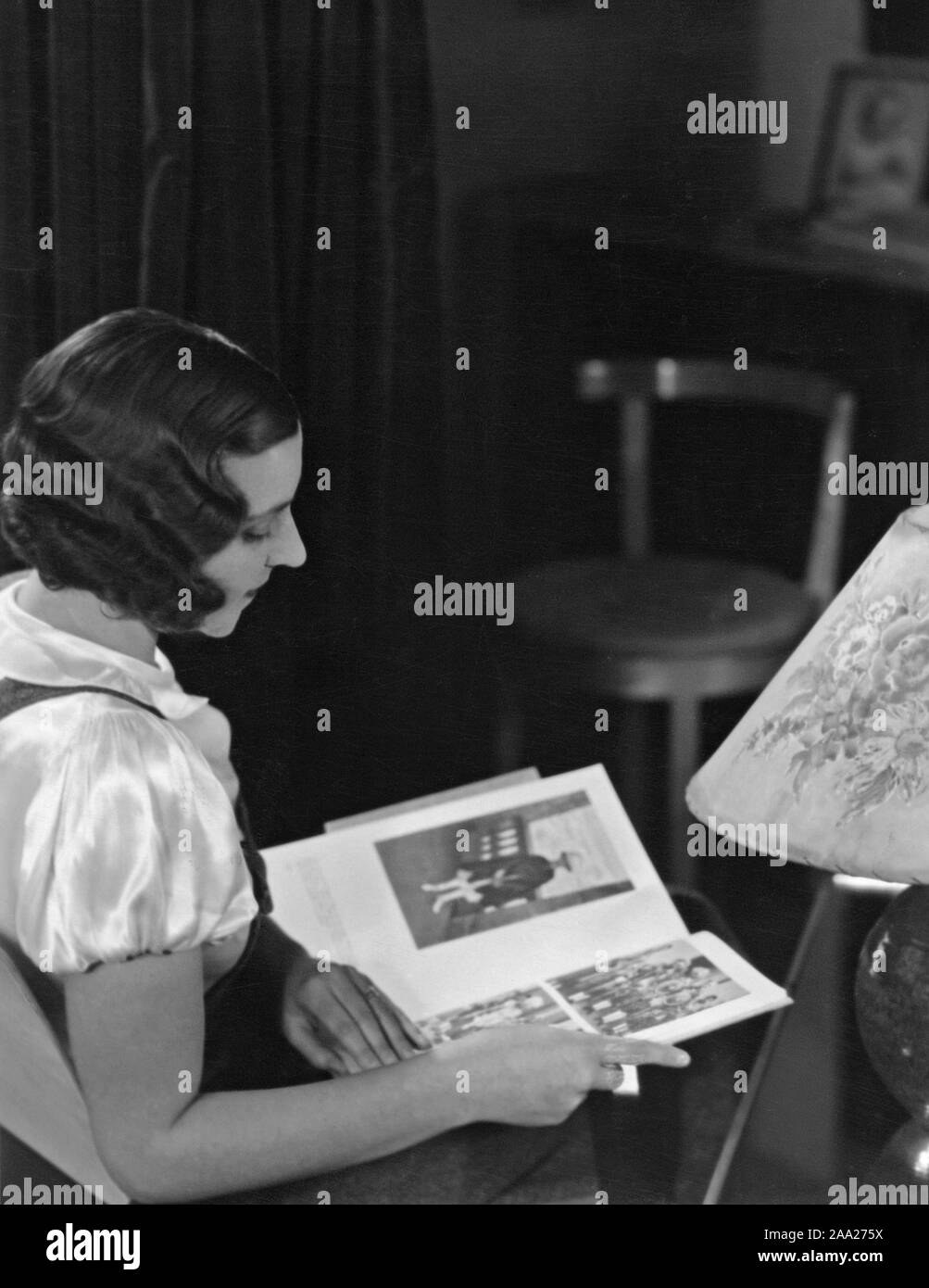 Frau der 1930er Jahre. Eine junge dunkelhaarige Frau mit einem typischen Haarschnitt der Zeit, kurz und mit gewellten curles von Hand gefertigt. Schweden 1930 Stockfoto