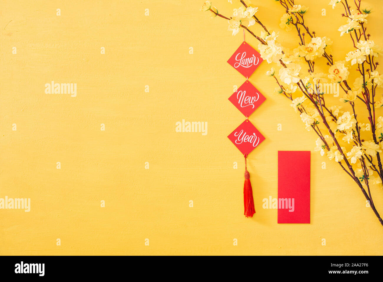 Das chinesische Neujahr Dekoration auf ein gelbes gold Hintergrund Stockfoto