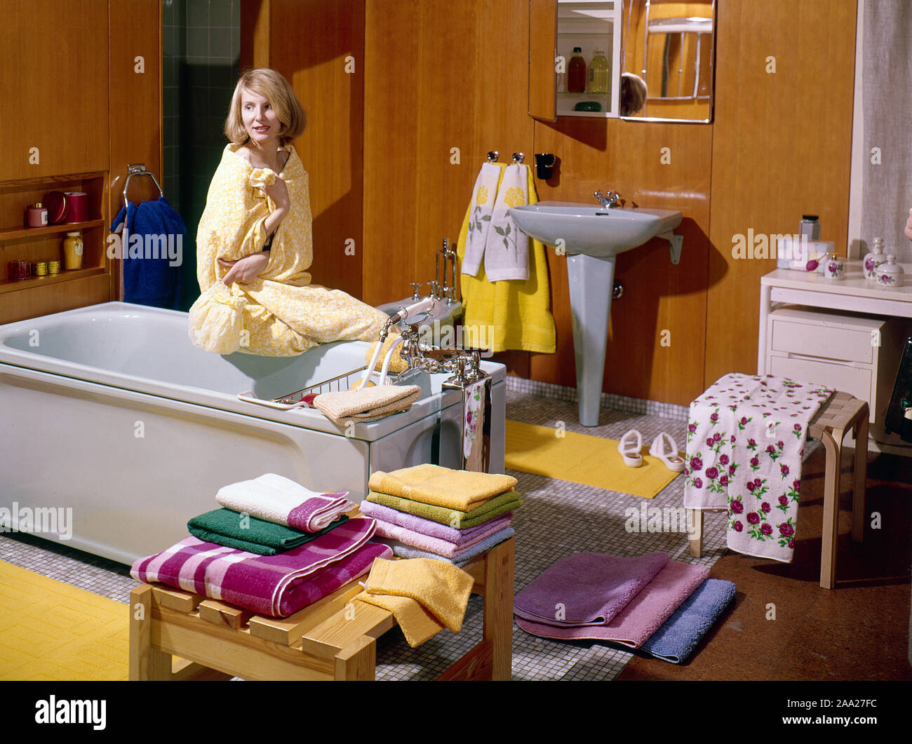Badezimmer der 1960er Jahre. Eine junge Frau in einem typischen  eingerichtetes Badezimmer. Schweden 1963. Ref CV 3-1 Stockfotografie - Alamy