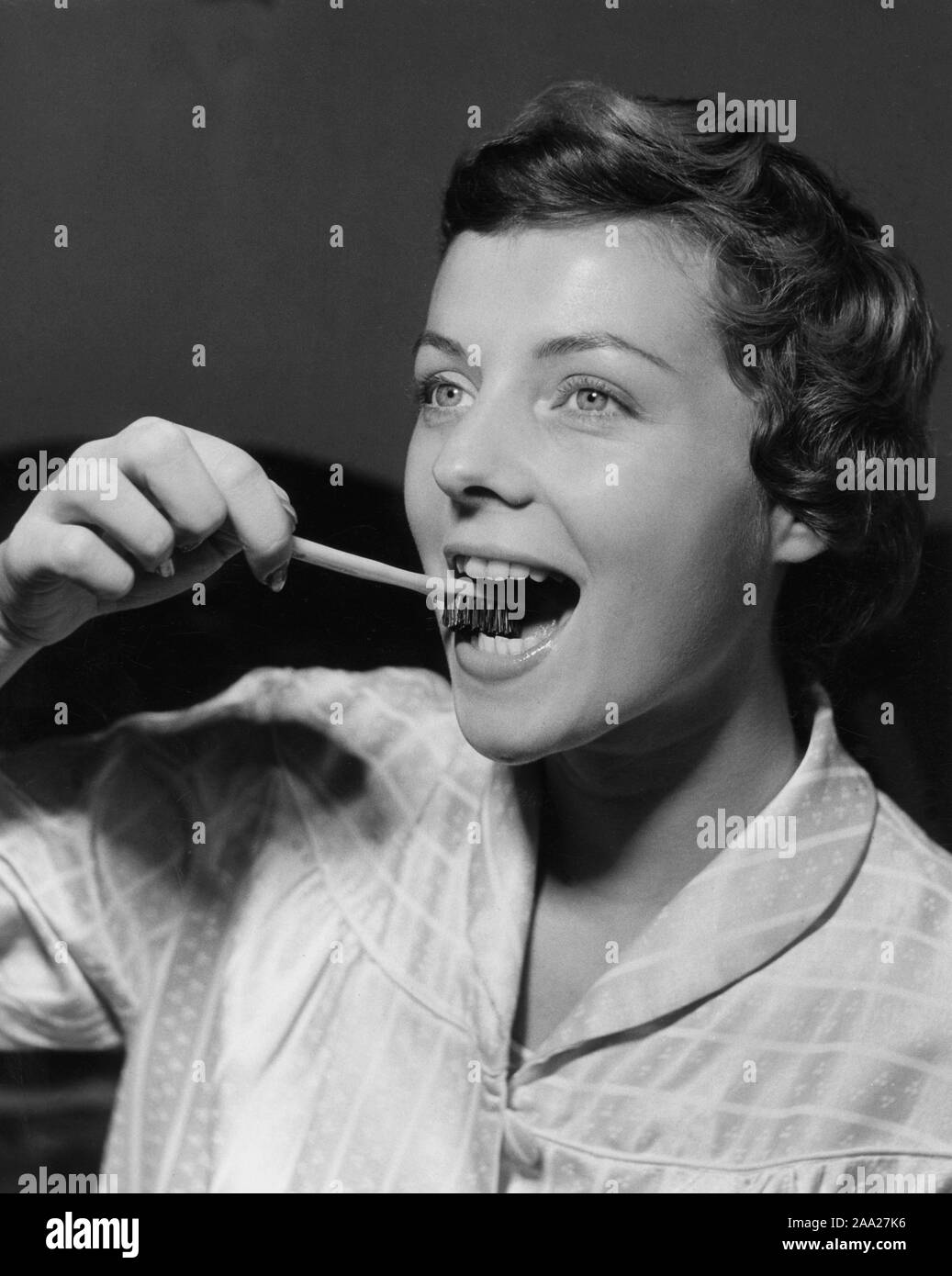 Frau in den 1950er Jahren. Eine junge Frau ist, bürsten Sie teath. Schweden 1956 Stockfoto