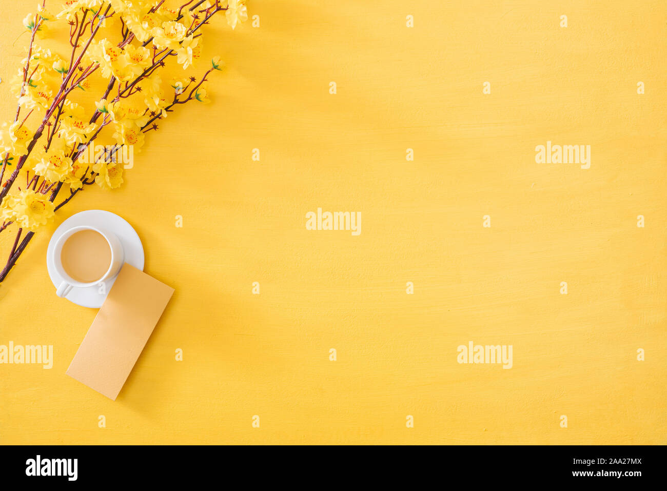 Neujahr Dekoration auf ein gelbes gold Hintergrund. Tet holiday Stockfoto