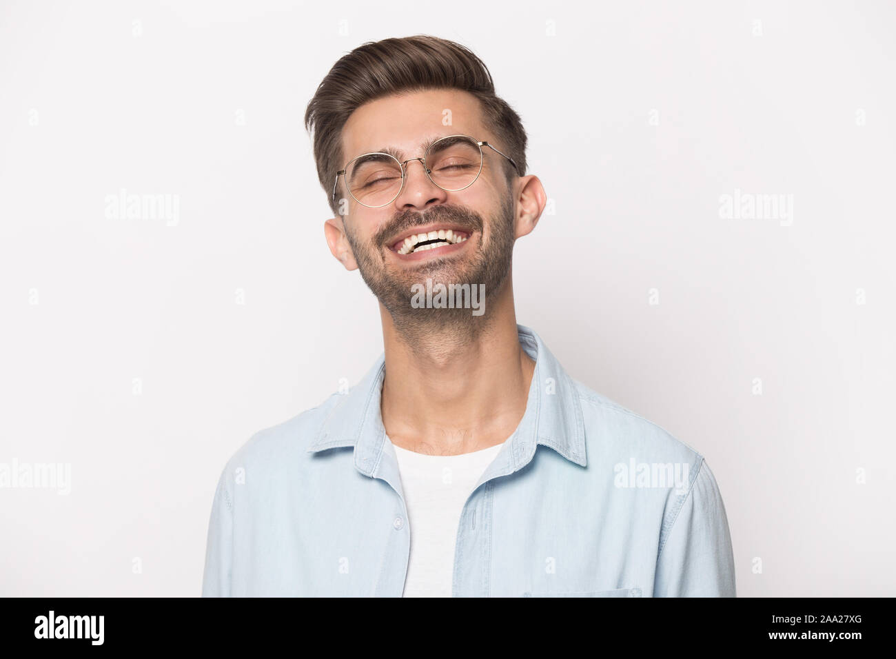 Close up Portrait mit Lachen gut aussehender bärtiger Mann. Stockfoto