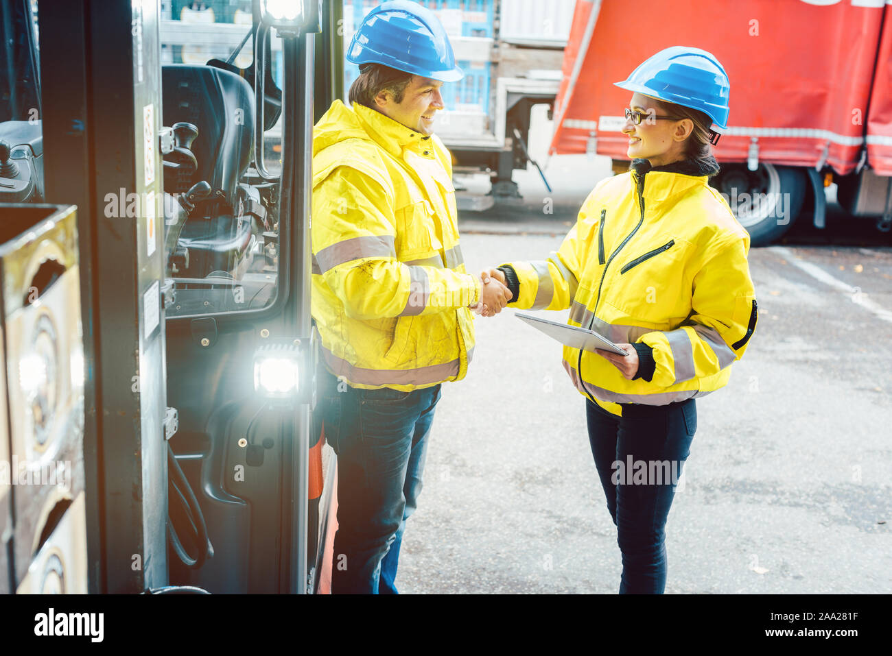 Mitarbeiter und Manager die Hände schütteln im Vertriebszentrum Stockfoto