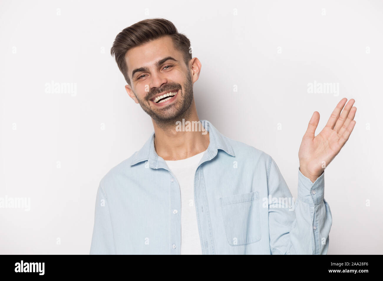 Glückliche Kunden Hand winken in Gruß Geste Stockfoto