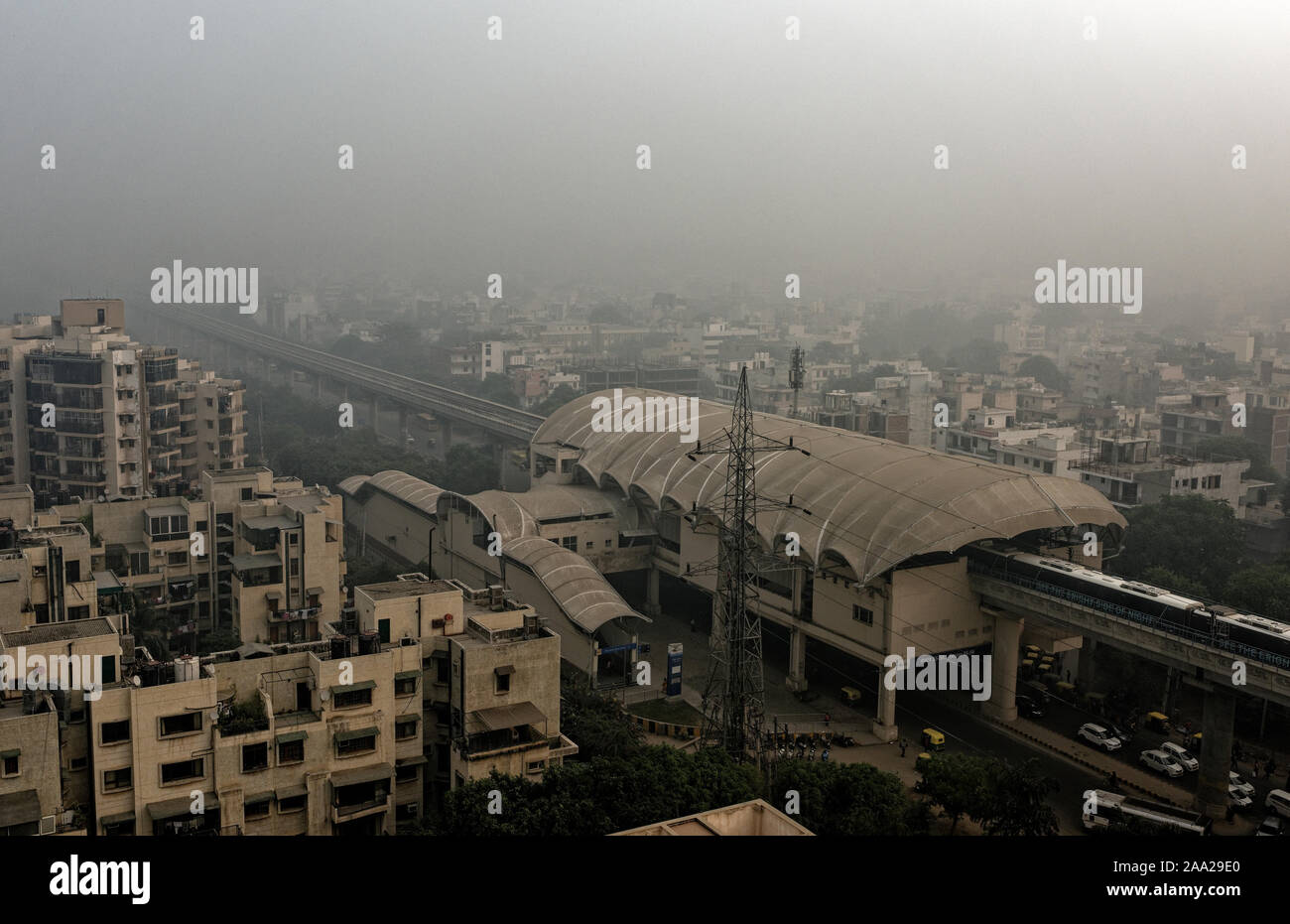 Der Smog von Delhi über die schnelle Metro Link bei Sektor 55 in Gurgaon, Haryana, Indien Stockfoto