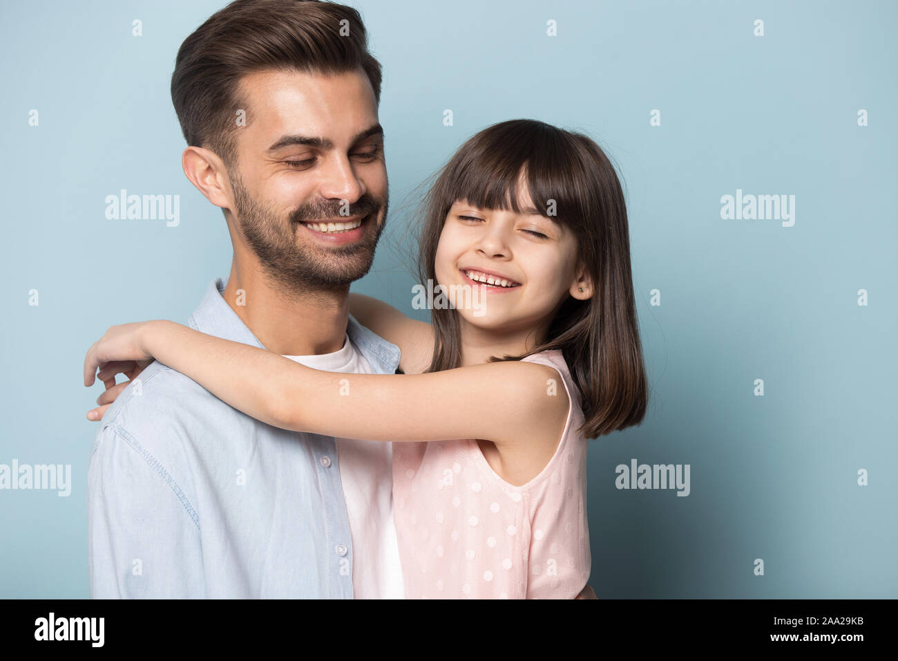 Close up Portrait mit lachenden Eltern und kleine braunhaarige Mädchen. Stockfoto