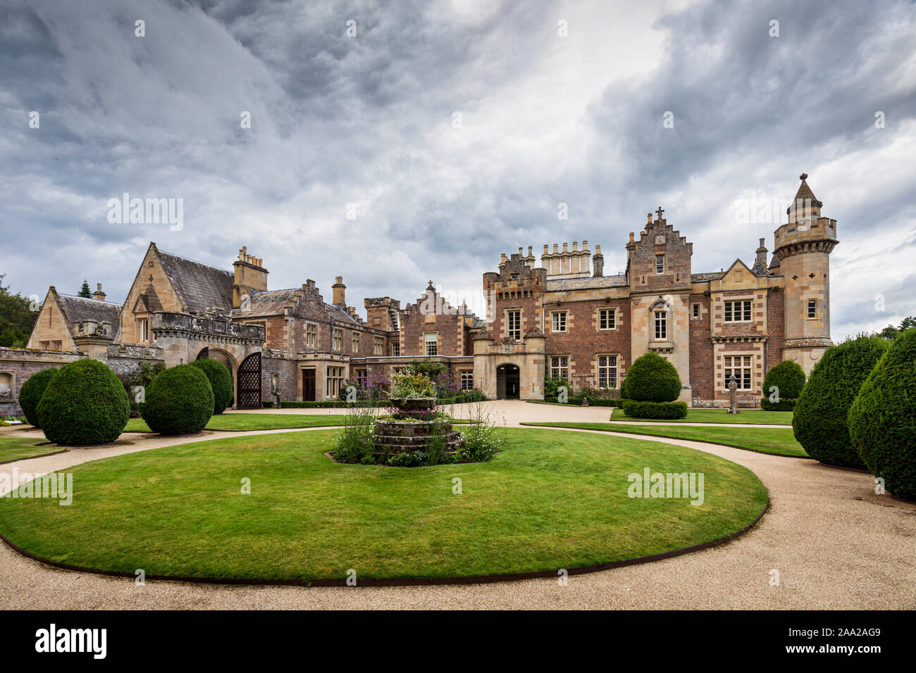 Anzeigen von Abbotsford vom Ziergarten vorne, der ehemaligen Heimat des schottischen Schriftsteller Sir Walter Scott, Scottish Borders, Schottland, Großbritannien. Stockfoto