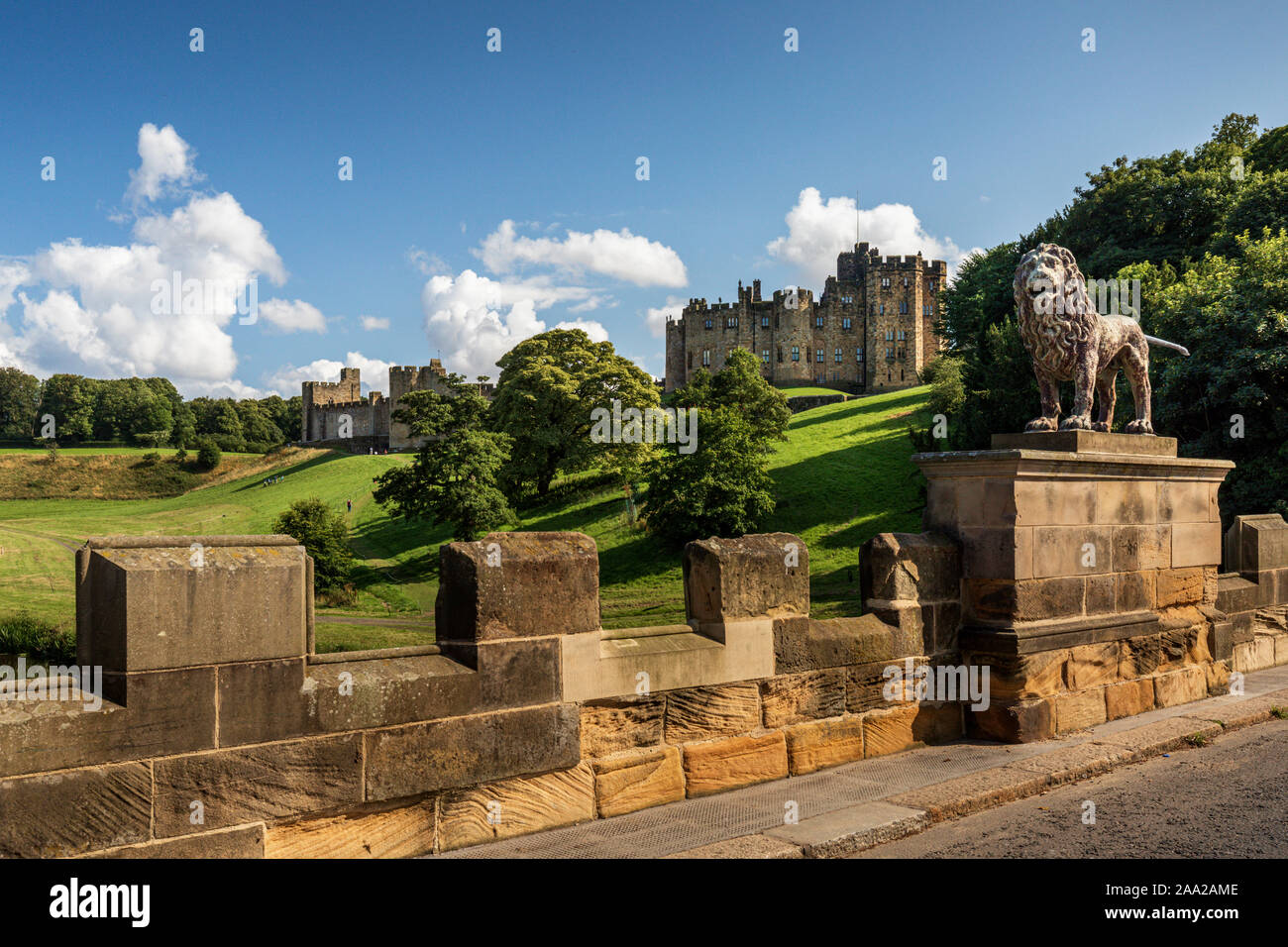 Alnwick Castle von der Lion Bridge und der öffentlichen Straße, Alnwick Northumberland, England, Großbritannien Stockfoto