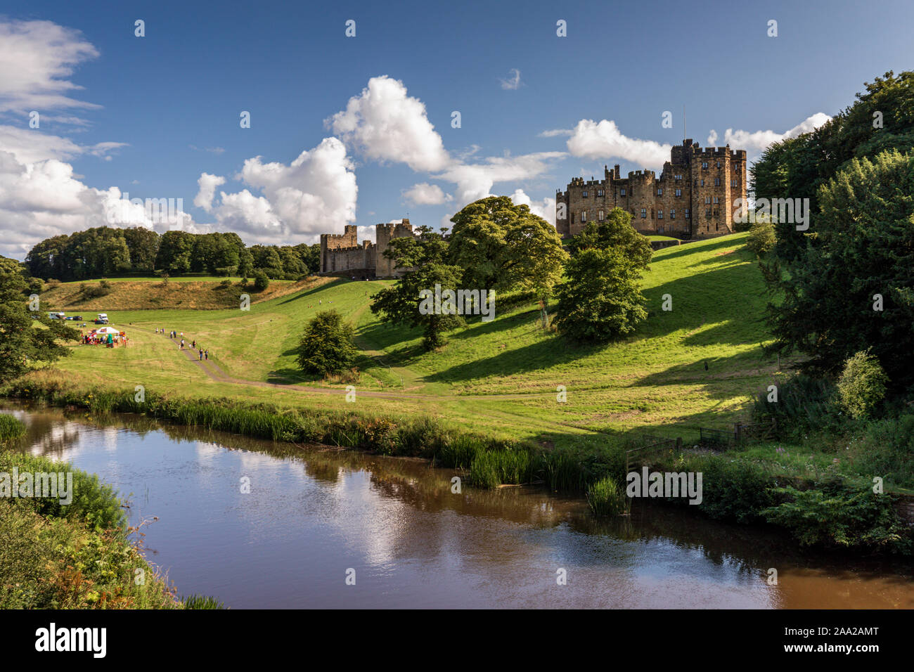 Alnwick Castle vom Löwen Brücke, Alnwick Northumberland, England, Großbritannien Stockfoto