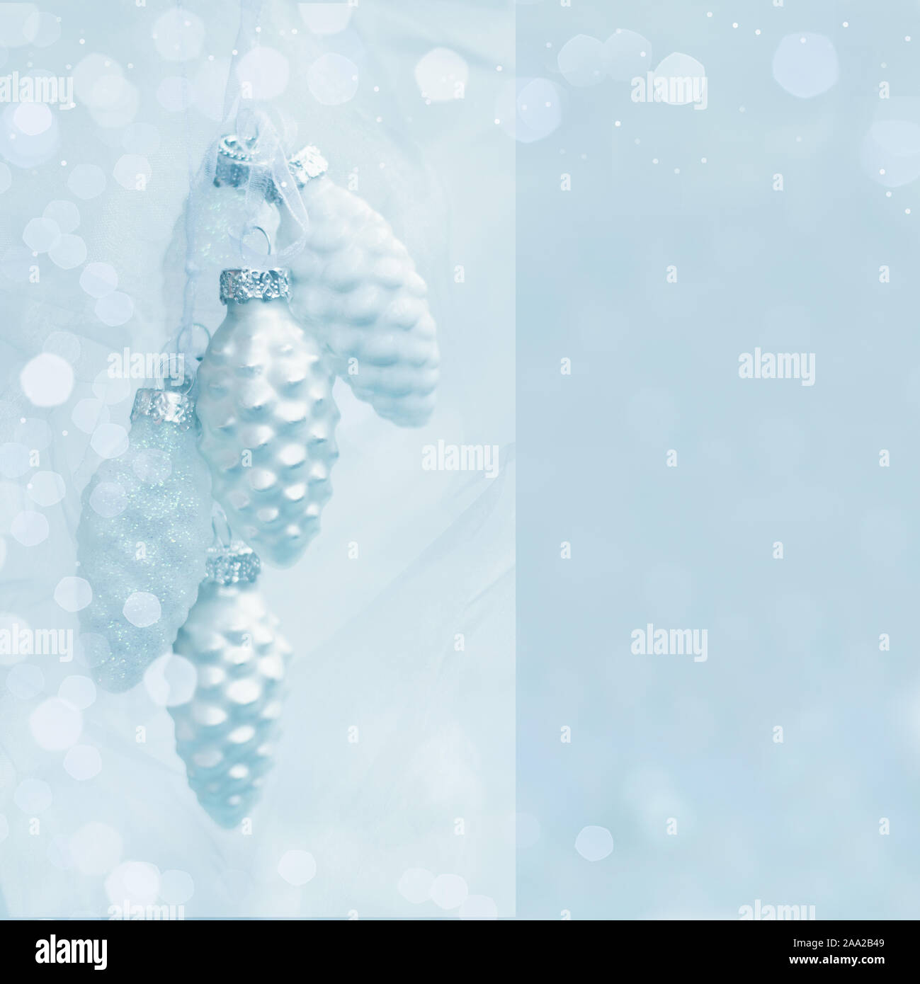 White Pine Cone Ornamente mit Schnee und Glitter; Weihnachten Grußkarte in blauer Farbe silber, mit Platz für Ihren Text kopieren Stockfoto