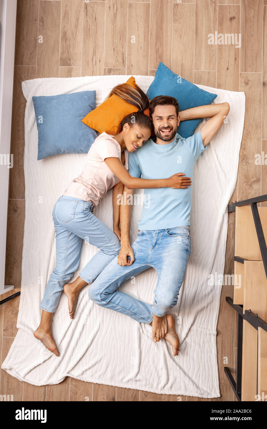 Junge erwachsene Frau und Mann liegend auf Bett zusammen Stockfoto