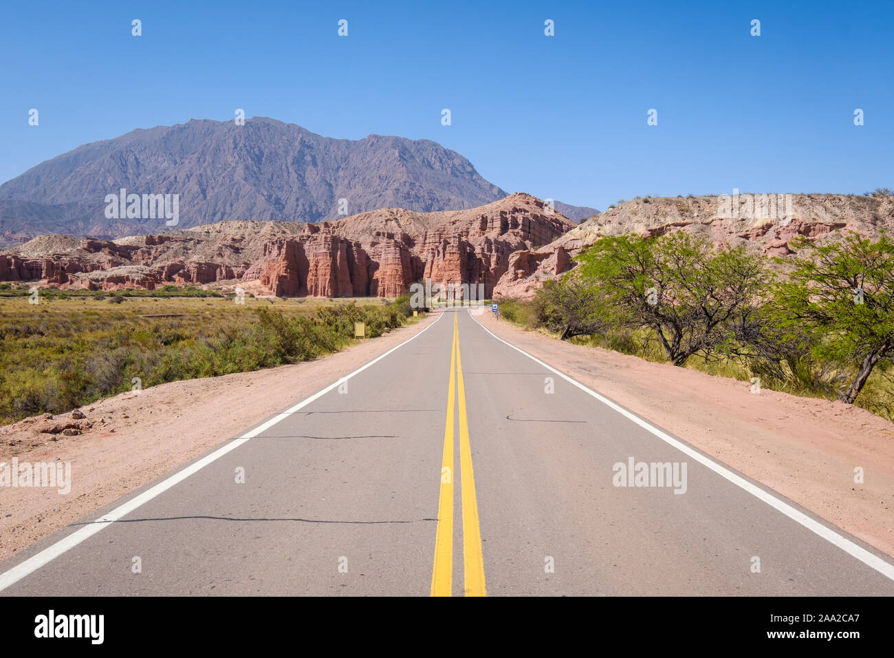 Geologische Formationen Los Castillos von der Route 68 auf die Quebrada de las Conchas, Cafayate, Argentinien gesehen Stockfoto