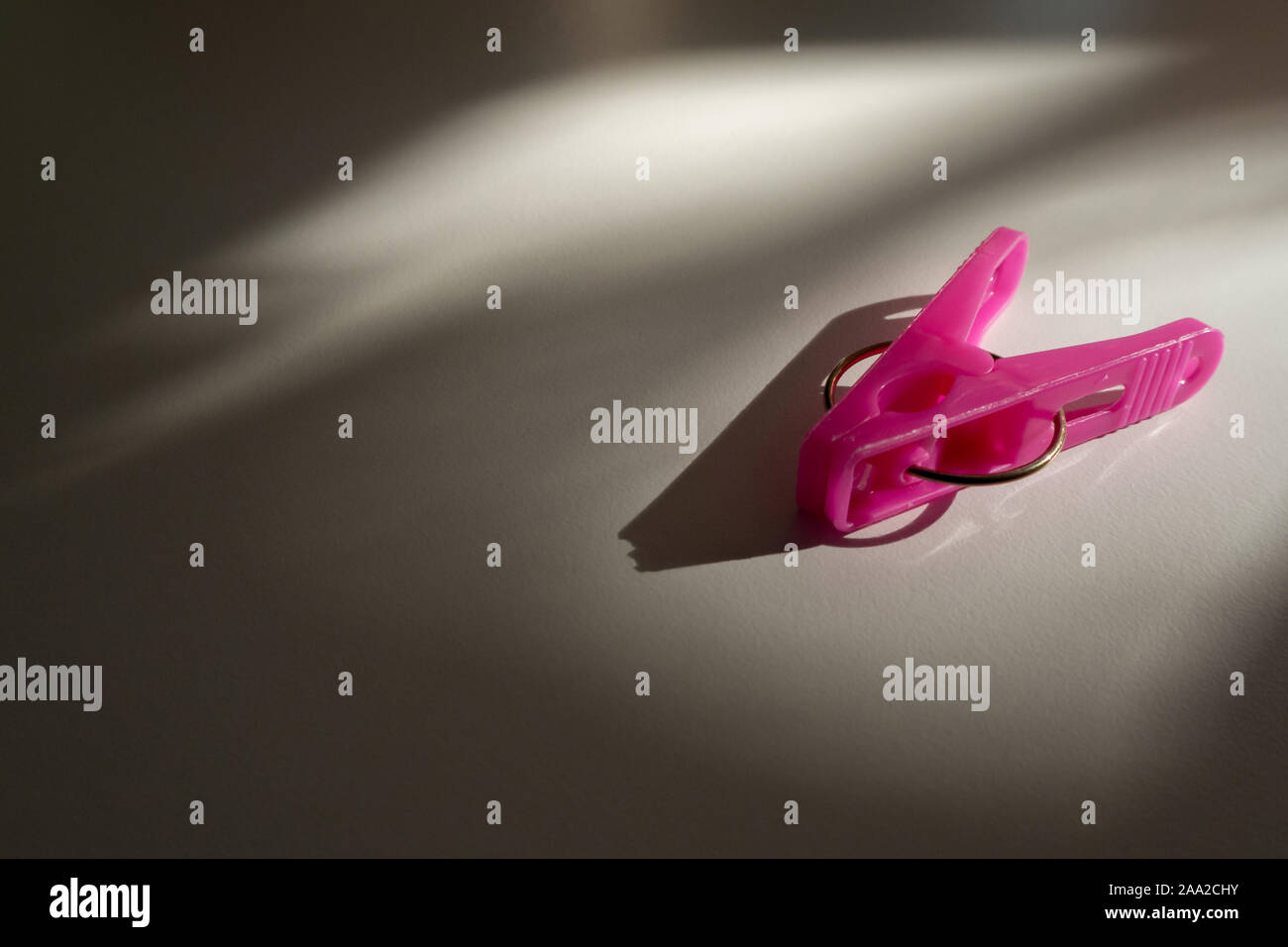 Rosa Kunststoff Stoff im Boden einrasten mit Licht, Schatten und Schatten aus dem Fenster mit Copy space. Stockfoto