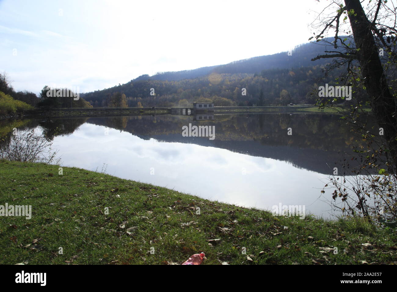 Reflexion über das Wasser in der Dam, Slowakei Stockfoto