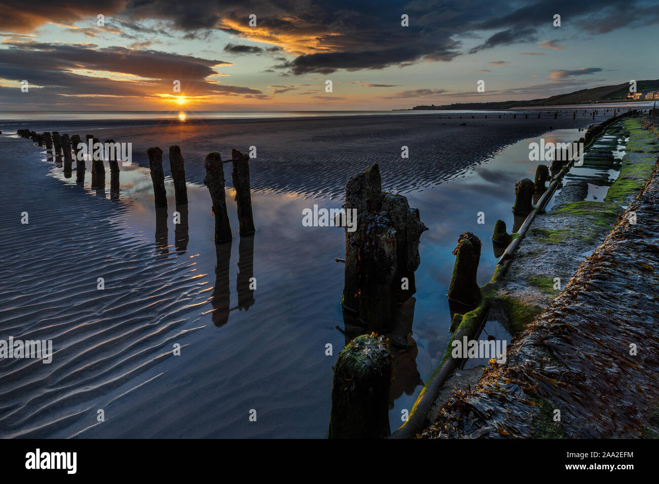 Am frühen Morgen, mit Resten von buhnen, am Strand am Meer Dorf Sandsend, in der Nähe von Whitby, North Yorkshire England Großbritannien Stockfoto