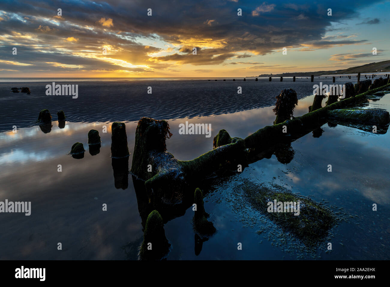 Am frühen Morgen, mit Resten von buhnen, am Strand am Meer Dorf Sandsend, in der Nähe von Whitby, North Yorkshire England Großbritannien Stockfoto