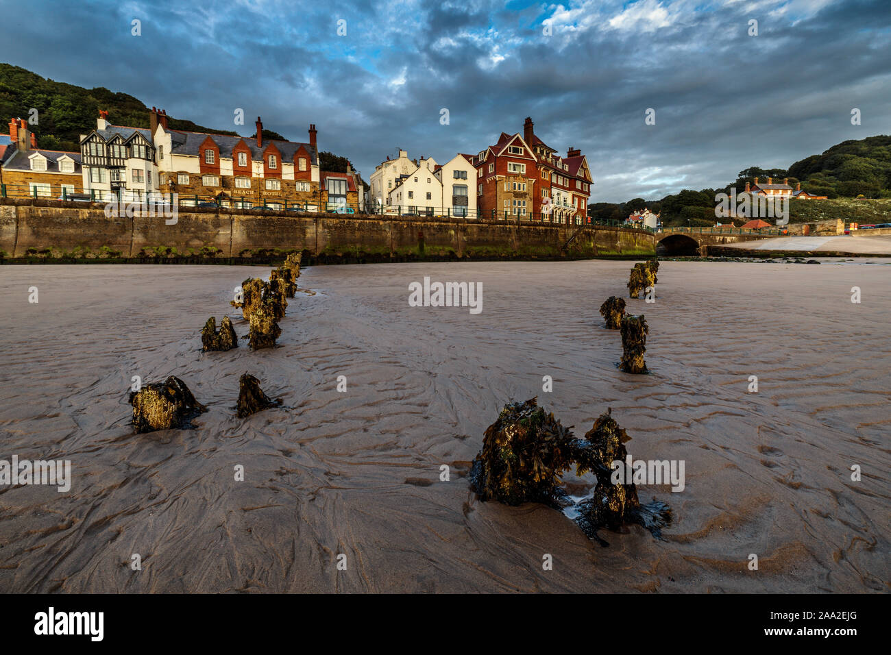 Am frühen Morgen Blick vom Strand, mit Resten von buhnen, der Küstenstadt Sandsend, in der Nähe von Whitby, North Yorkshire England Großbritannien Stockfoto