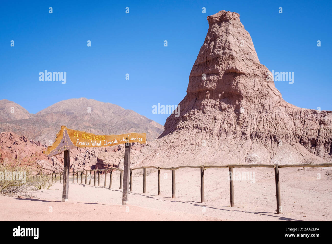 Geologische Formation namens El Obelisco (Der Obelisk) an der Quebrada de las Conchas, Cafayate, Argentinien Stockfoto