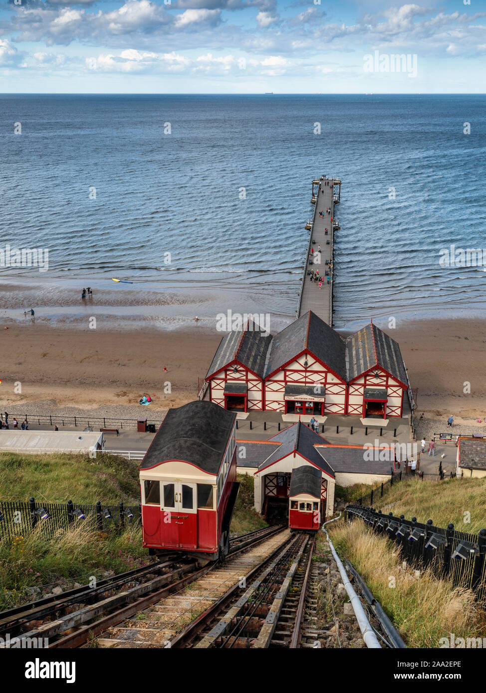 Ansicht von der Oberseite der Saltburn Standseilbahn, eine der ältesten der Welt - angetriebene Cliff Lifts, in Richtung der viktorianischen Pier, North Yorkshire. Stockfoto