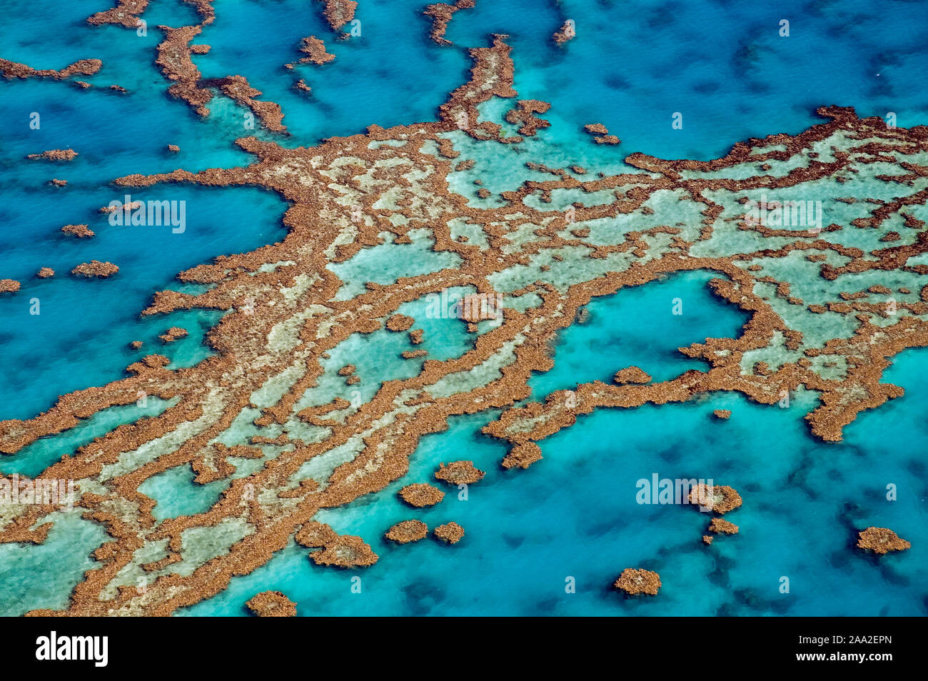 Riff-Strukturen, live Korallen (braun), flachen Sand Wohnungen (hellgrün) und tiefer Sand Flatss (blau) in Hardy Reef, Great Barrier Reef-Mittelteil Stockfoto