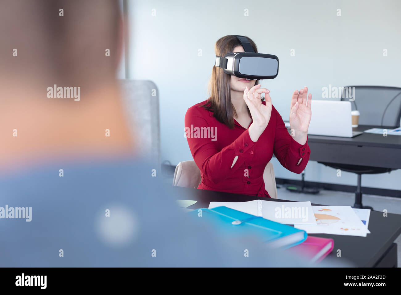 Business Professional bei der Verwendung von VR-Arbeit Stockfoto