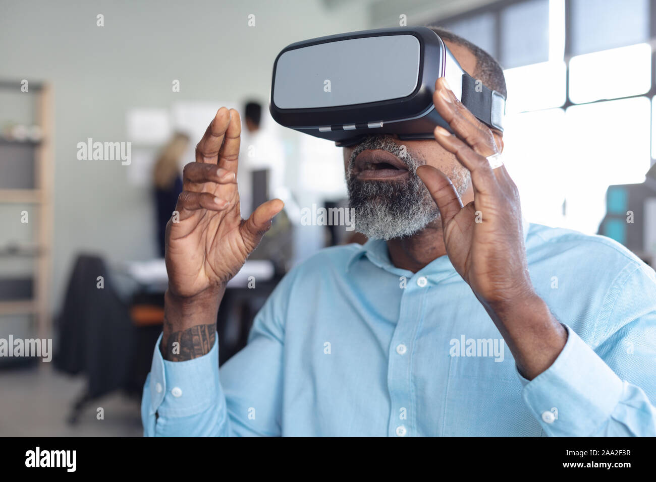 Business Professional bei der Verwendung von VR-Arbeit Stockfoto