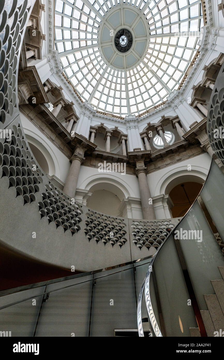 Das Atrium mit Glaskuppel und elegante Wendeltreppe in der Tate Britain, Millbank, London, UK Stockfoto