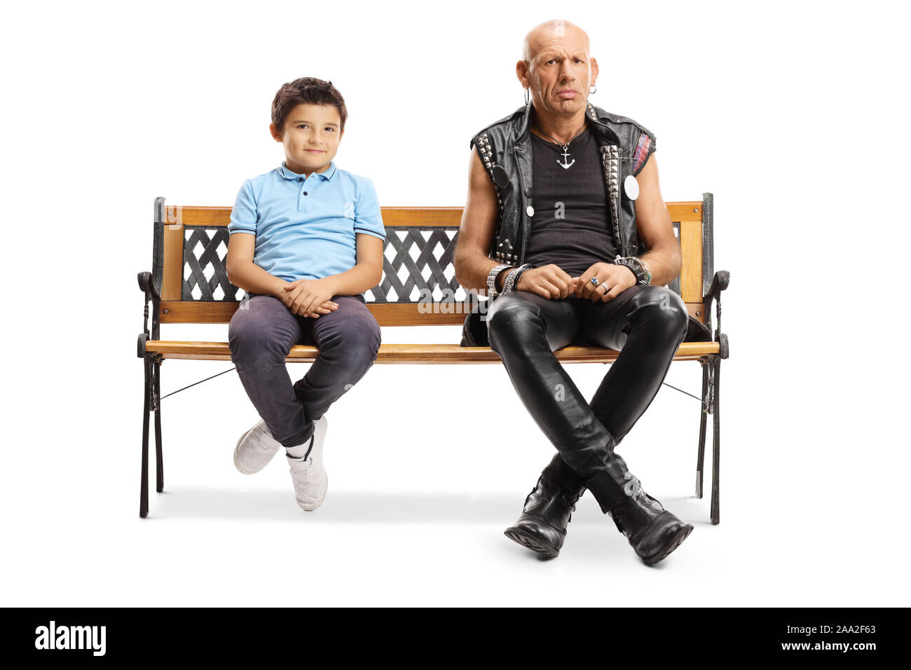 In voller Länge Porträt einer punk Mann sitzt auf einer Bank mit einem kleinen Jungen auf weißem Hintergrund Stockfoto