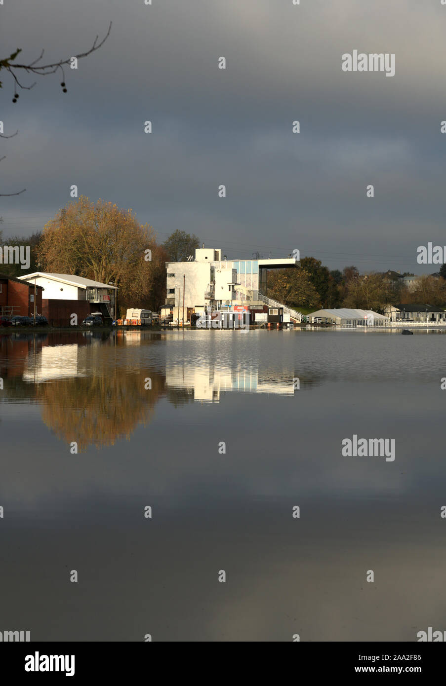 Worcester Pferderennbahn und Konferenzzentrum am Fluss Severn, Worcester, England, Großbritannien überschwemmt. Stockfoto