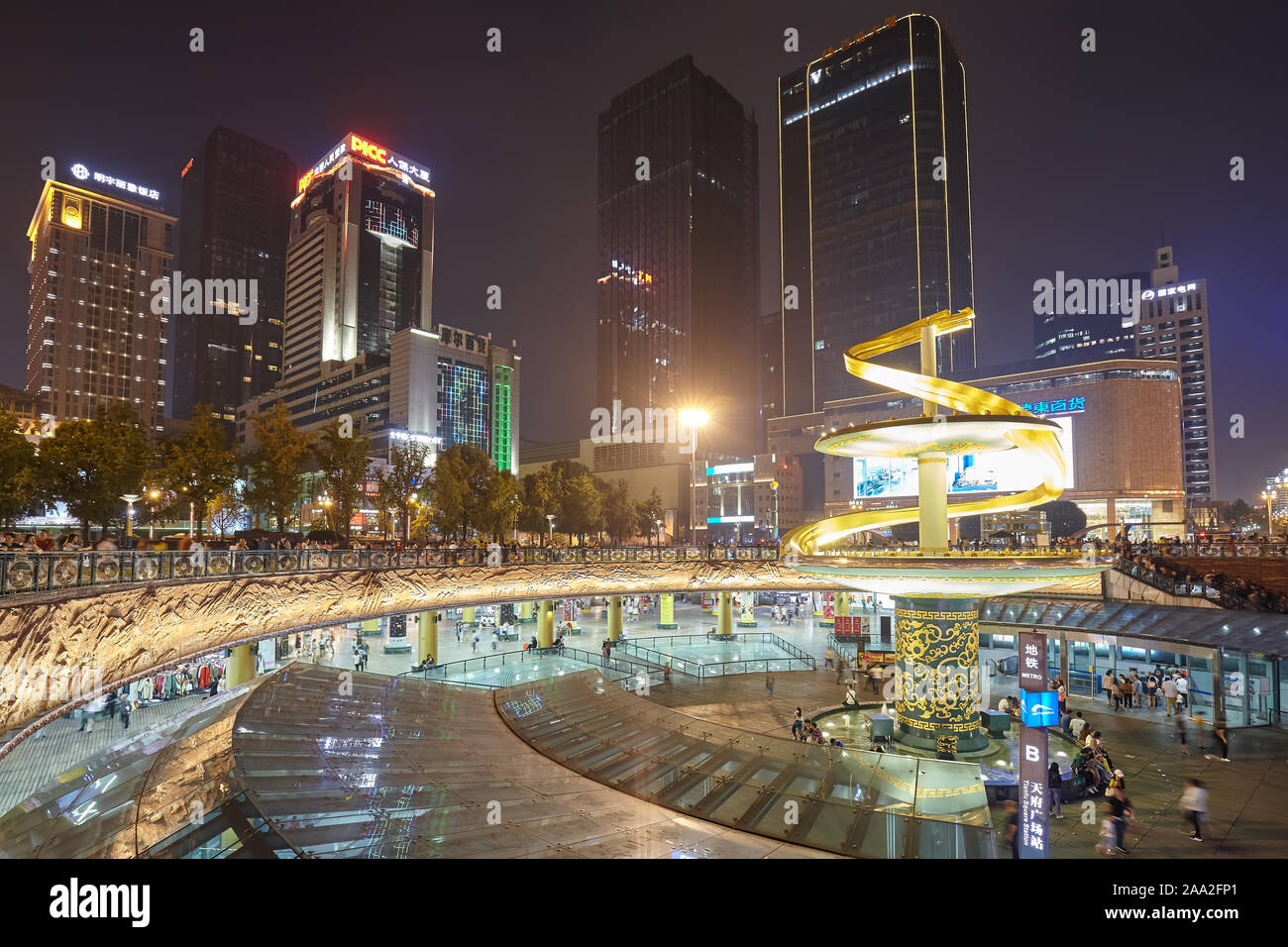 Chengdu, China - Oktober 01, 2017: Moderne Innenstadt bei Nacht. Die Stadt ist die Hauptstadt der chinesischen Provinz Sichuan. Stockfoto