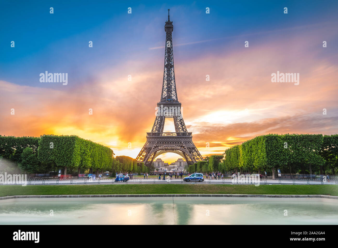 Eiffelturm in Paris, Frankreich in der Dämmerung Stockfoto