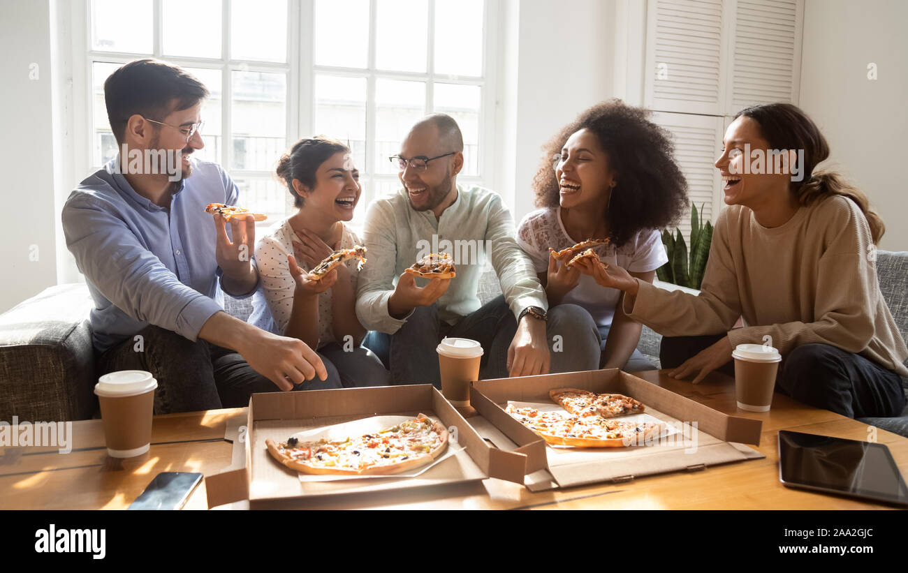 Junge diverse Freunde Essen bestellt Pizza für Home Party überglücklich. Stockfoto